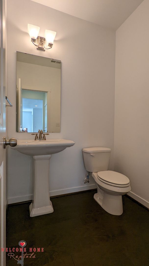 Building Photo - Beautiful open floorplan with FOUR large bedrooms and a cute office!!  AIR CONDITIONING!!!  NEW C...