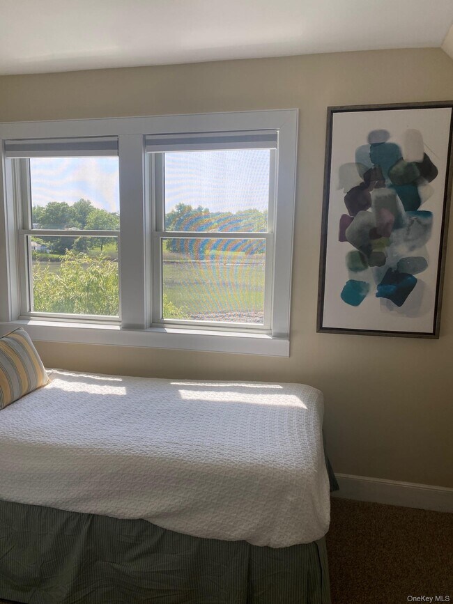 Building Photo - 329 Centre Island Rd