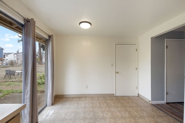 Building Photo - Move in Ready now! Easy JBLM commute, 3 be...