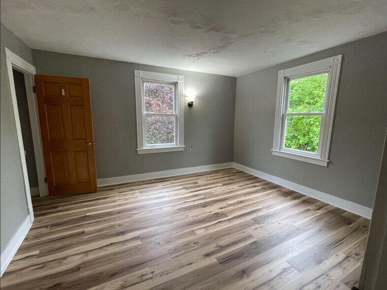 Building Photo - 1740 Farmington Ave