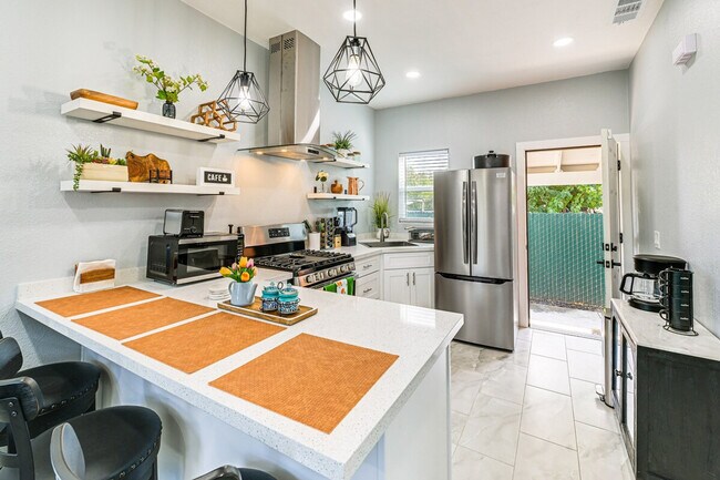 Building Photo - 226 E 10th St