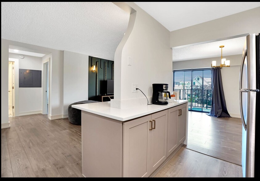 Building Photo - 10 N Wood Ave