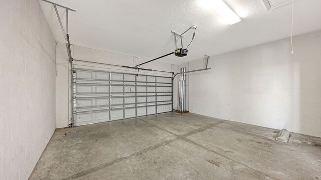 Building Photo - 2/2 plus den Villa in Fairfield with a 2 car garage