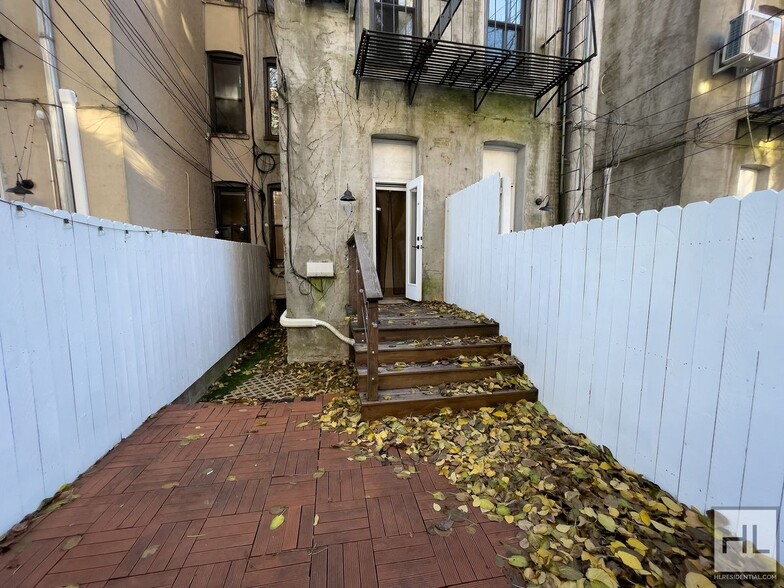 Building Photo - Spacious 2-Bed 1 Bath / Carroll Gardens