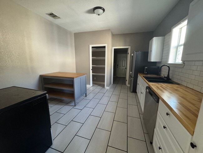 Building Photo - Lovely 3 Bedroom, 2 Bath Bungalow in the H...