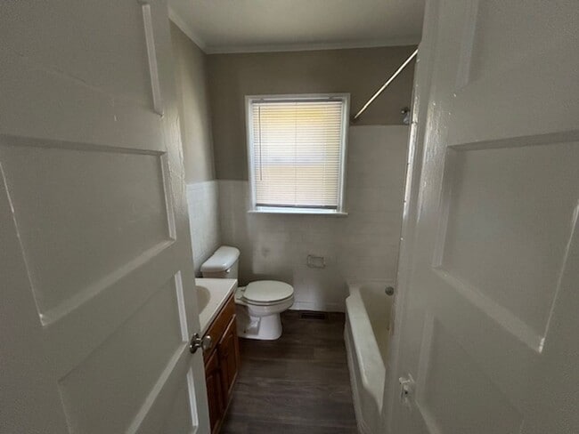 Building Photo - 3 Bedroom House near Carlie C's - Vouchers...