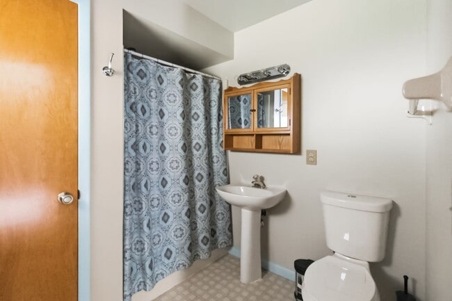 Building Photo - Charming 2/2 Spacious Home with/ 1 Car Garage in St. Cloud Close to the Lakefront Park