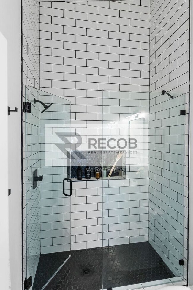 Building Photo - 832 Desty St