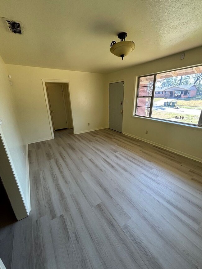 Building Photo - Gorgeous 3 Bedroom Home