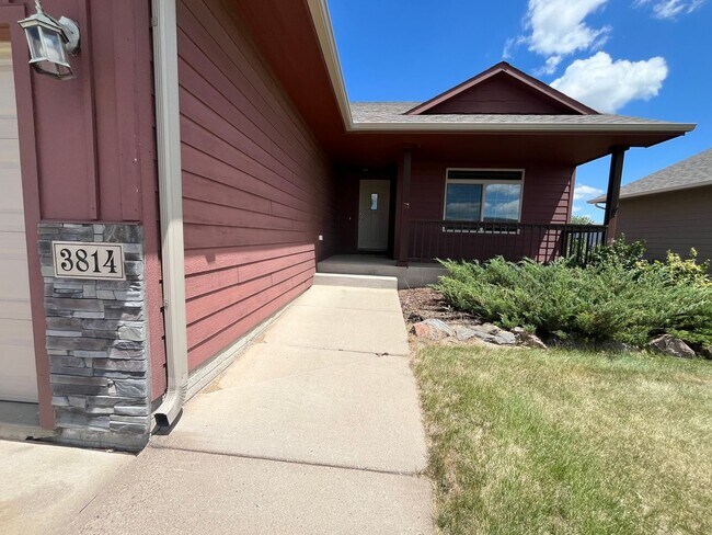 Building Photo - Gorgeous 4 Bed/3 Bath Home in Great Location!