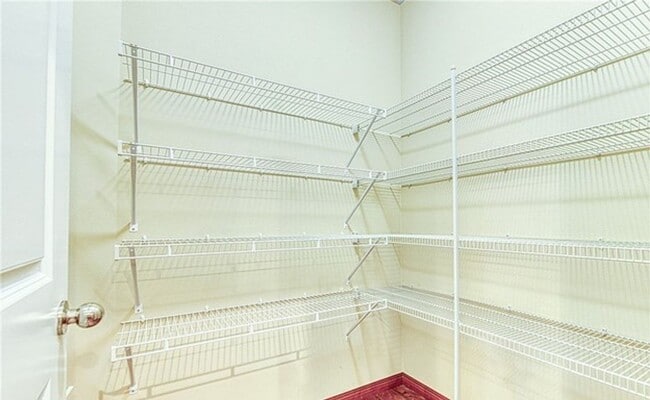 Building Photo - Meticulously maintained fully air conditio...
