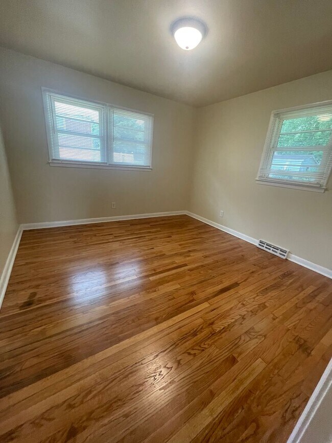 Building Photo - Adorable 3 Bedroom with Updates