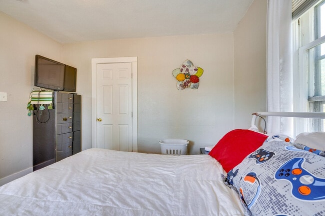 Building Photo - 2509 E Routt Ave