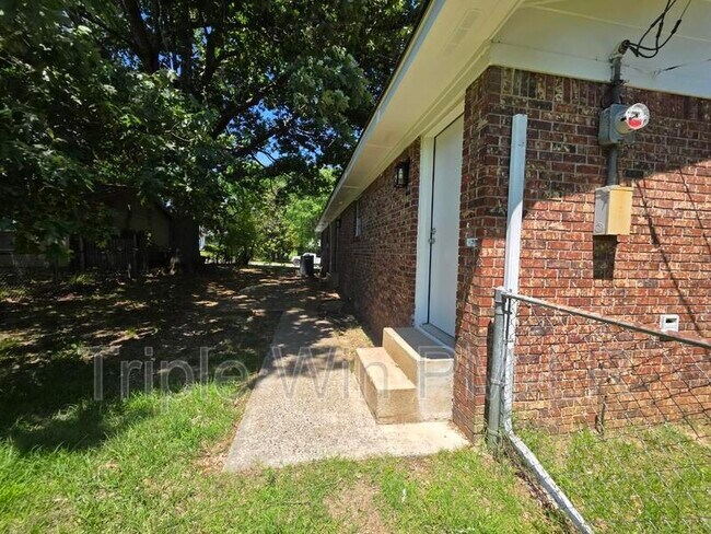 Building Photo - 19 Creekdale Dr