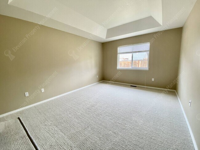 Building Photo - Single-Level home in NE Redmond with fenced backyard!