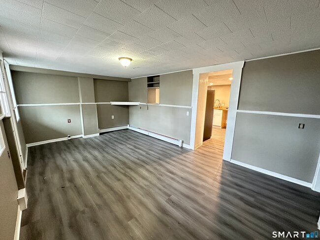 Building Photo - 40 Oak St