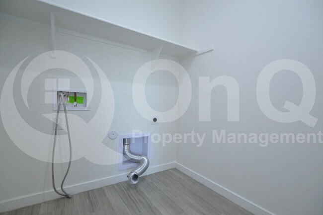 Building Photo - 9213 W Glenrosa Ave