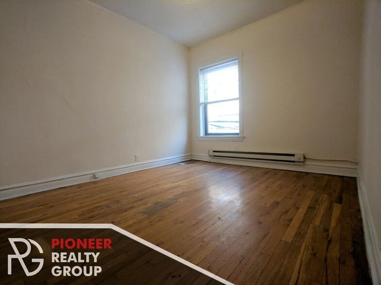 Building Photo - 622 W Cornelia Ave