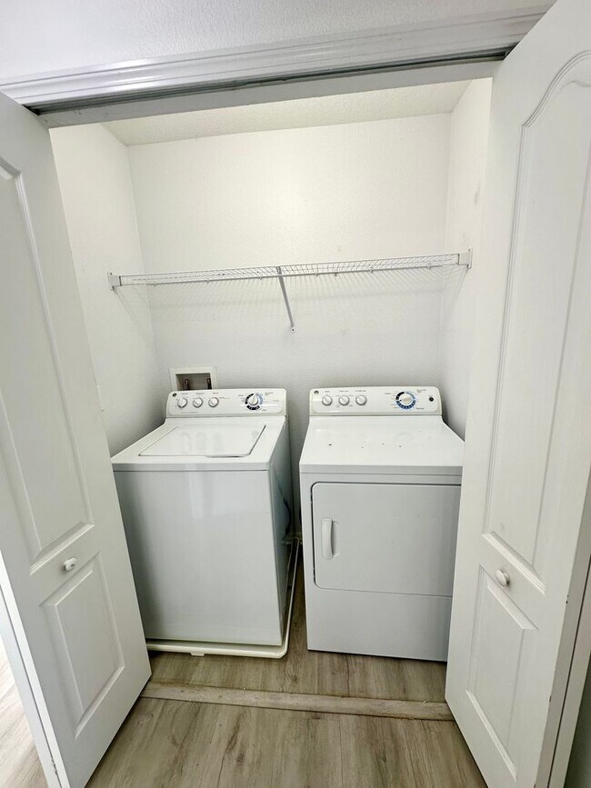 Building Photo - Beautiful and updated 3 bedroom 2.5 bathro...