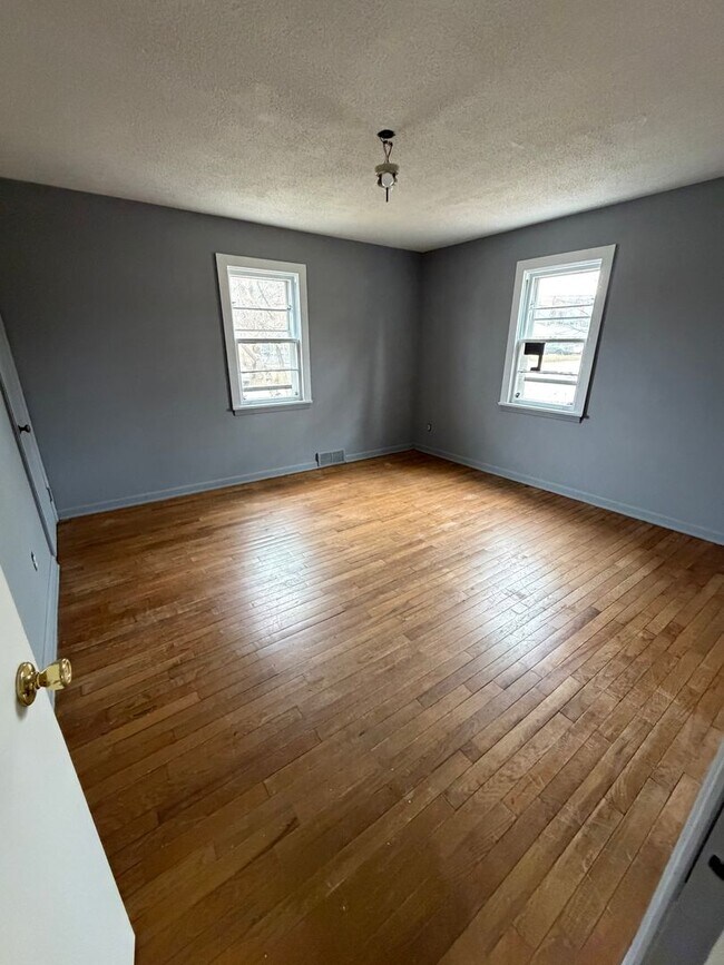 Building Photo - 3 Bedroom and 1 bath