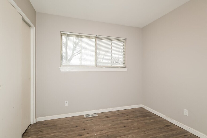 Building Photo - 590 Versailles Dr