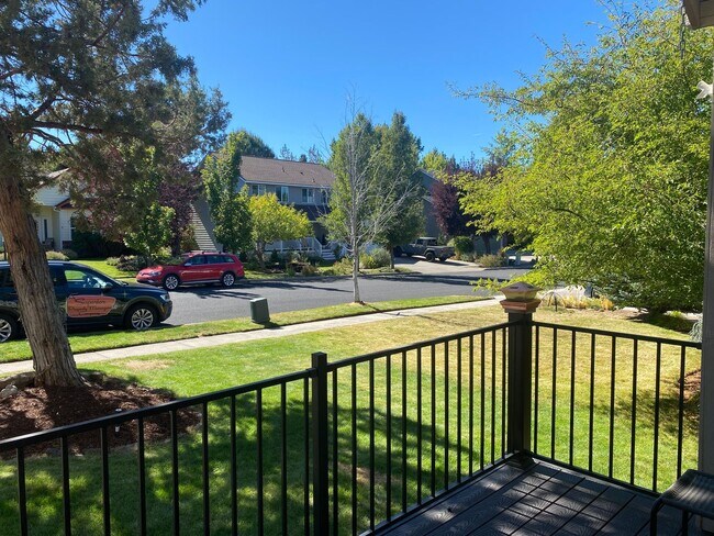 Building Photo - Single Level Charmer, SE Bend Established ...
