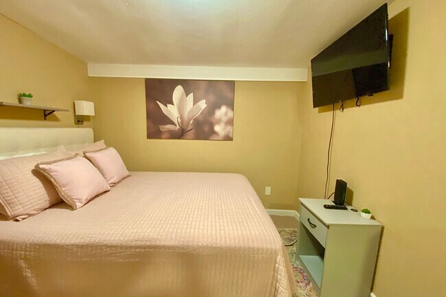 Building Photo - 1131 S 8th St