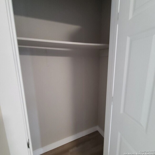 Building Photo - 3 Bedrooms 1 and 1/2 Bath