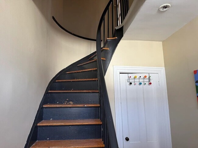 Building Photo - 9 Charles St