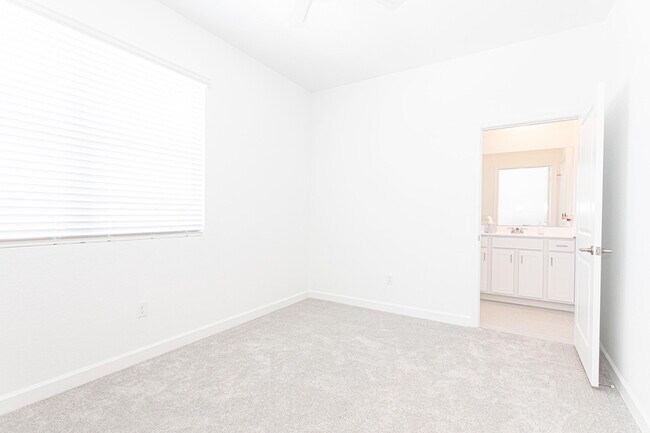 Building Photo - 630 SE Lk Fls St