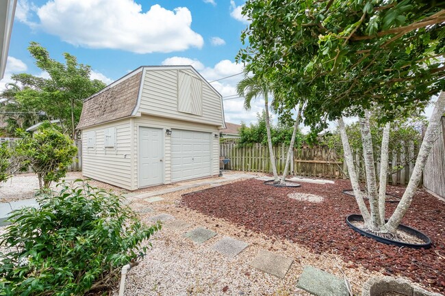 Building Photo - Naples Park - 3 Bedroom, 2 Bathroom - Annu...