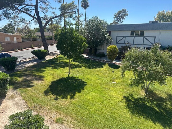 Building Photo - SE!!! Townhouse, Community Pool, Clubhouse...