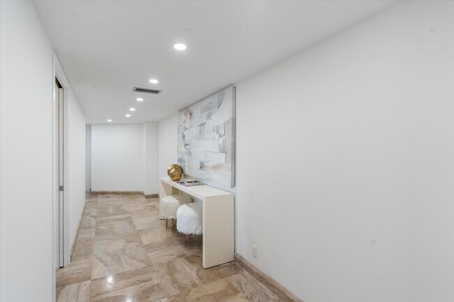 Building Photo - 100 Lakeshore Dr