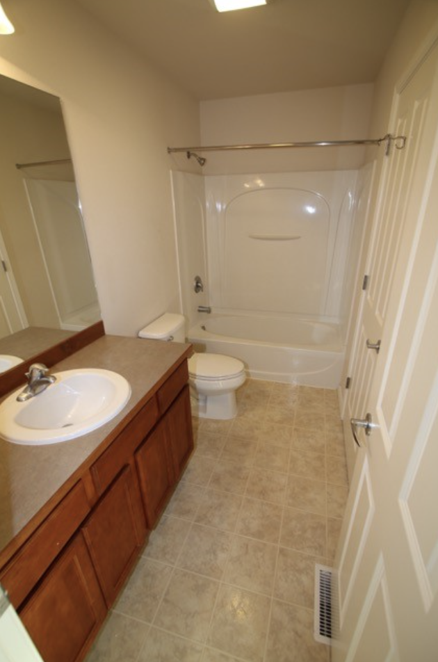 Full bath upstairs - 176 Matthew Paul Way