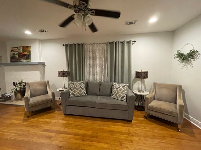 Building Photo - 1000 Dunbar Ave