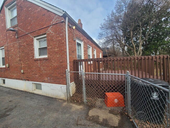 Building Photo - Extra clean and spacious home with a finis...