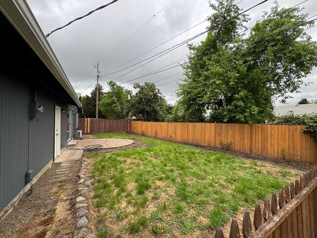 Building Photo - 3 Bedroom, 2 Bath Single Family Home in Cal Young/Gilham Neighborhood
