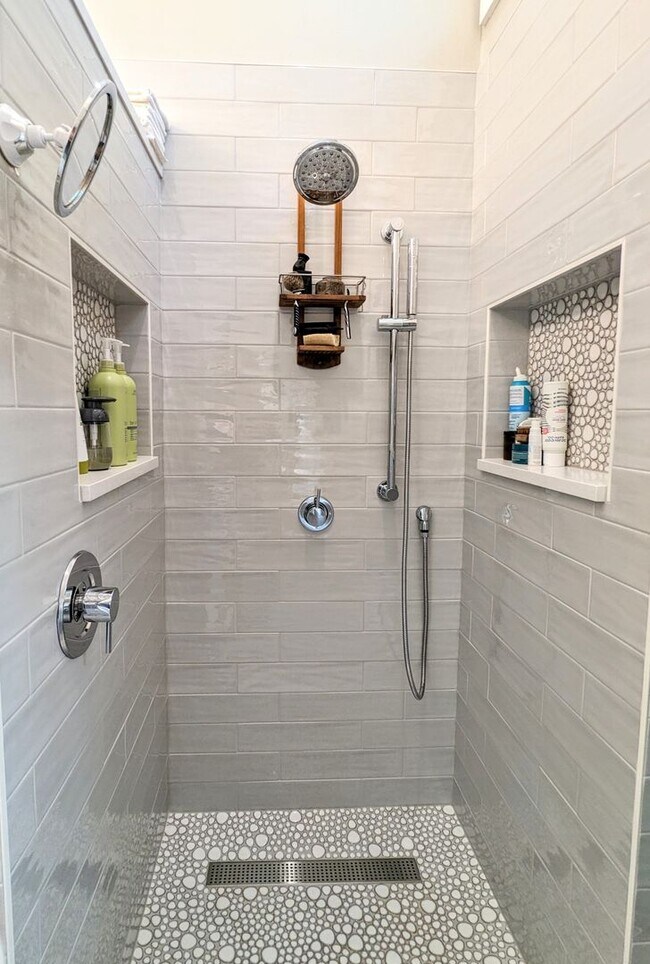 Building Photo - Remodeled Home Next To Zilker Park - 3 BR / 2 BA