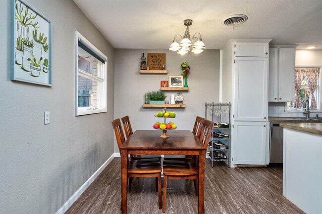 Building Photo - Pre-Leasing - 3 bed 2 bath