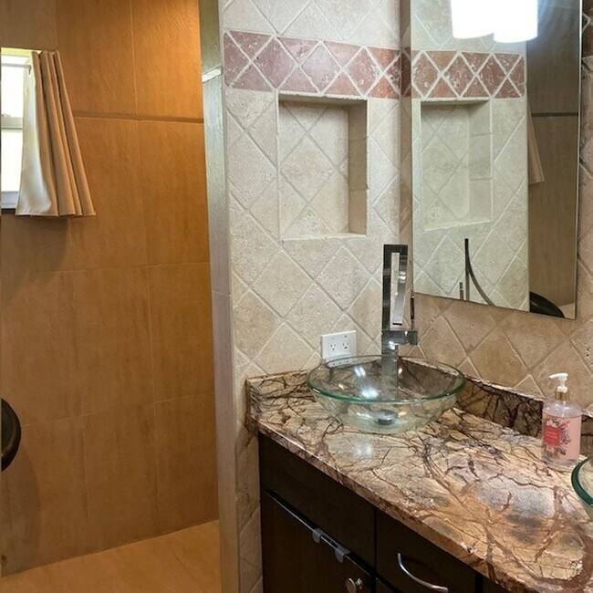 Building Photo - Seasonal Rental Home in Flamingo Estates