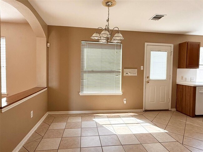 Building Photo - 2011 Lantana Dr