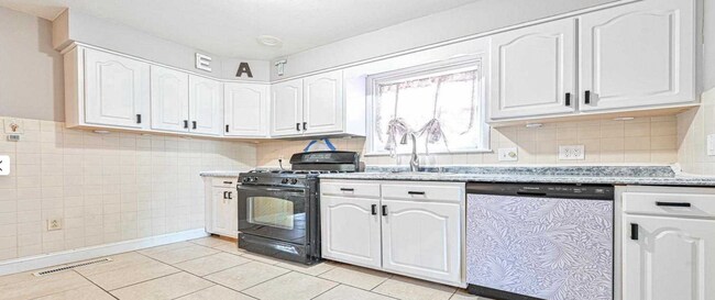 Building Photo - 454 Windsor Dr