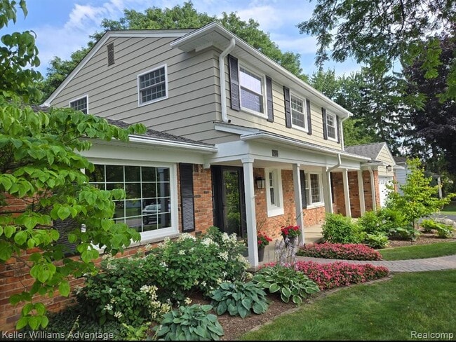 Building Photo - 6951 Lee Crest Dr