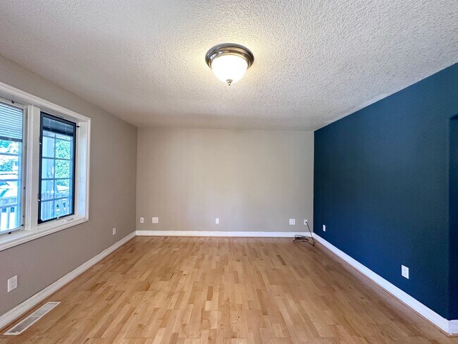 Building Photo - Gorgeous 3 Bed 2 Bath w/ Brand New Deck Patio Home in Cedar Hills! MOVE IN SPECIAL!