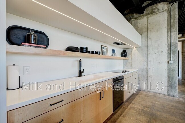 Building Photo - 631 W California Ave