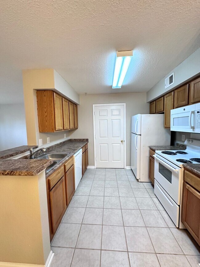 Building Photo - Recently Upgraded Spacious 1B/1B Condo nea...