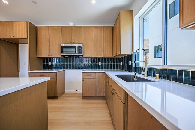 Building Photo - 1259 S Longwood Ave