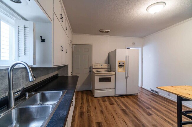 Building Photo - Updated 3-Bedroom Townhouse-Style Duplex with Modern Kitchen & Bath – Pets Welcome!