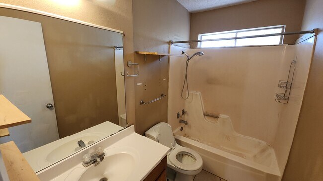 Building Photo - 208 N Vandeveer St