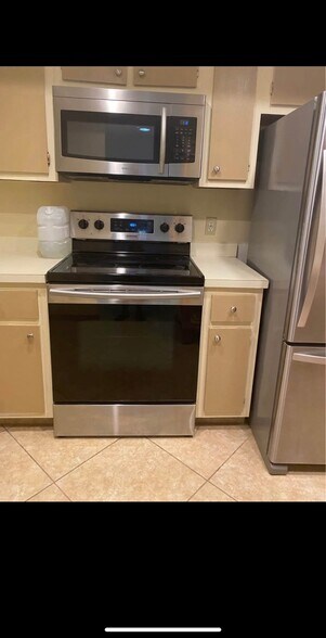 Building Photo - 1024 Manatee Rd